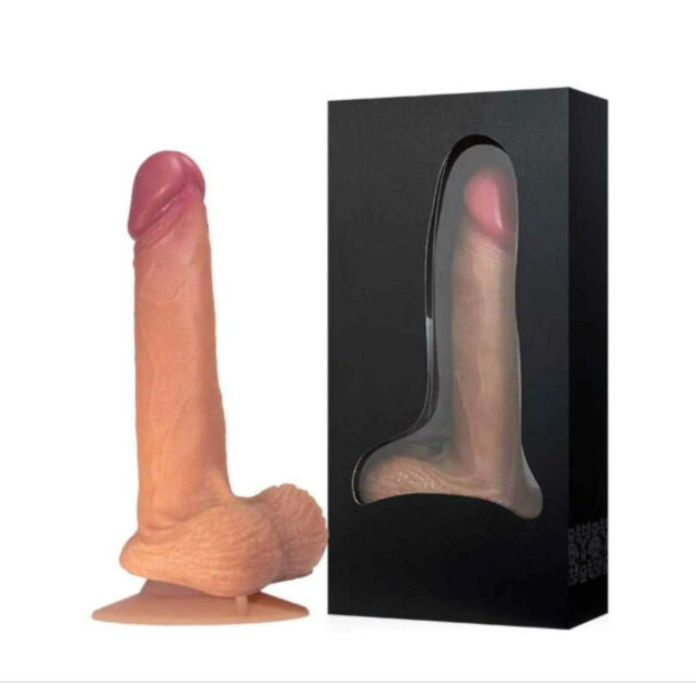 Vibrador realístico rotativo. Na imagem mostra ele fora da caixa mostrando como ele é realístico. Ele é um pênis ereto com escroto e ventosa na cor da pele. E dentro da caixa preta mostra como ele é embaldo