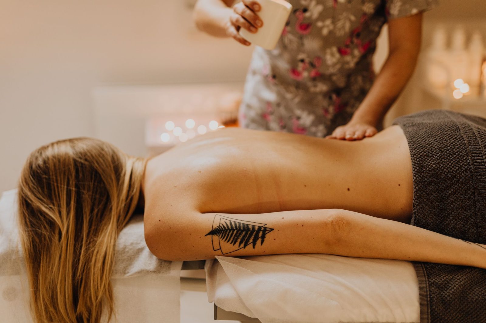 Uma massagem serena no spa que captura relaxamento e terapia com uma massagista profissional