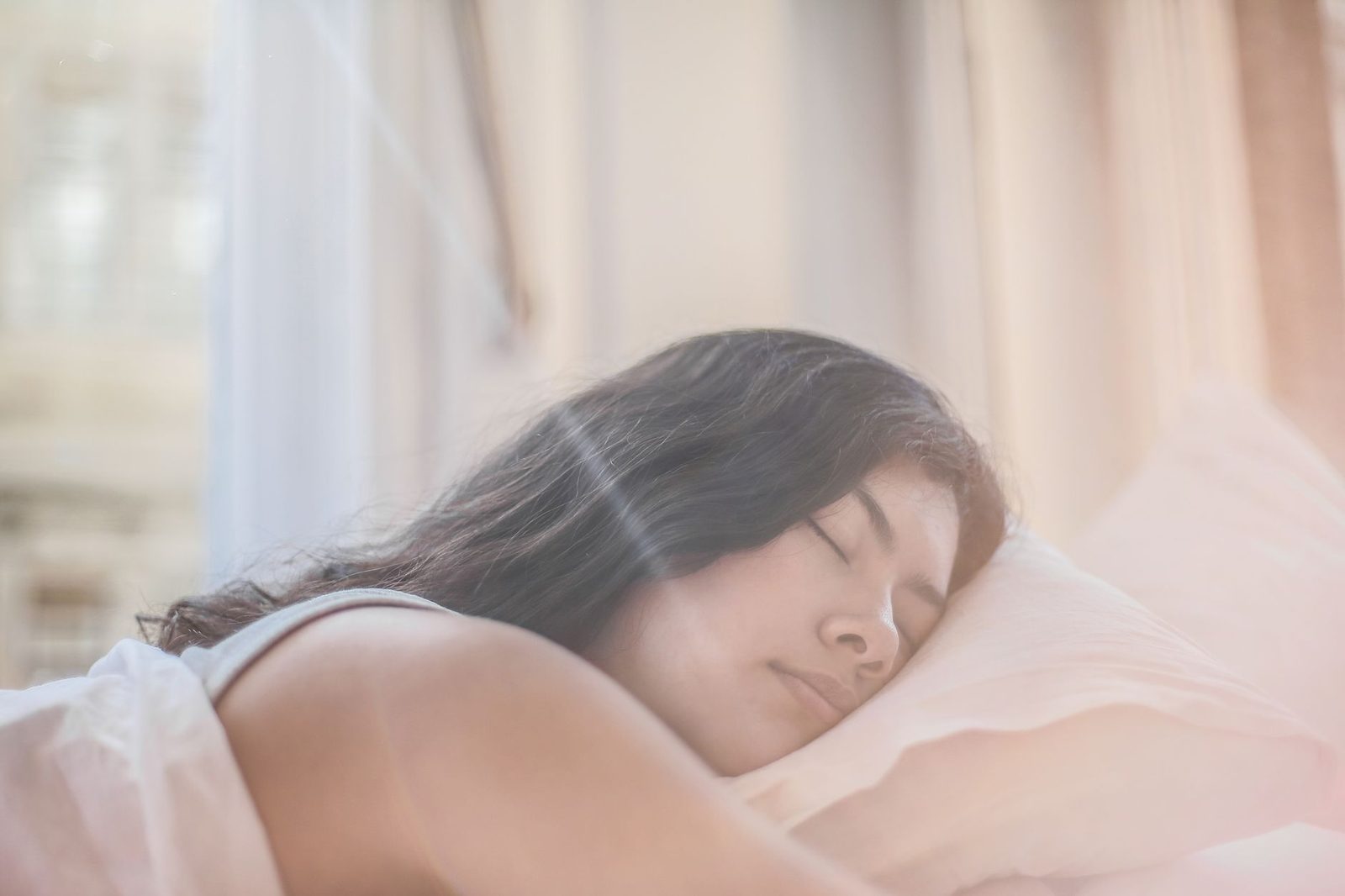 Uma mulher dormindo pacificamente sob a suave luz da manhã em ambiente interno